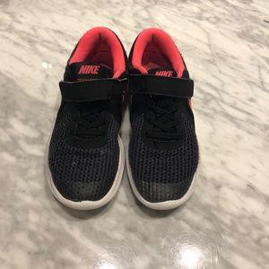 Girls Nike Revolution 4 size 2 big girls